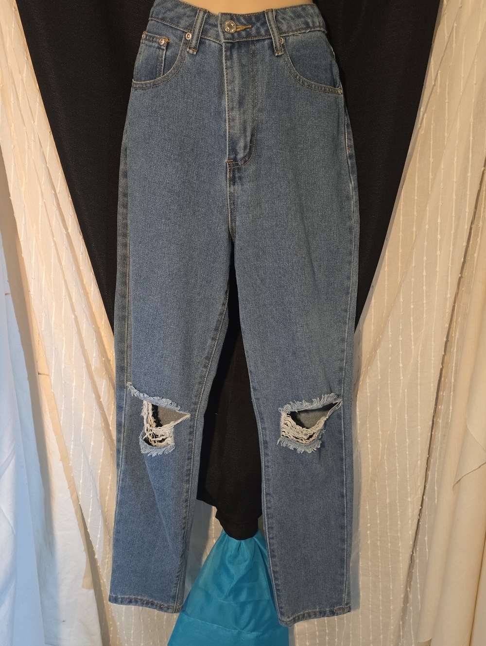Boohoo Mid-Rise Straight Leg Distressed Jeans - Denim Blue